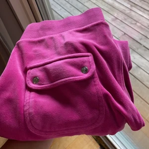 Juicy byxor - Juicycouture byxor i storlek L (sitter som M på mig) i bra skick. Köptes i vintras men kommer inte till användning längre. Pris går att diskutera, skriv för mer bilder eller frågor💕  ❌KÖP INTE DIREKT KOM PRIVAT❌