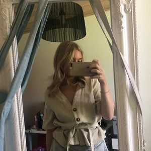 Jättesöt topp med knyte i midjan str S - Beige söt topp med knappar och knyte i midjan, säljer för 300kr och är i str S💕