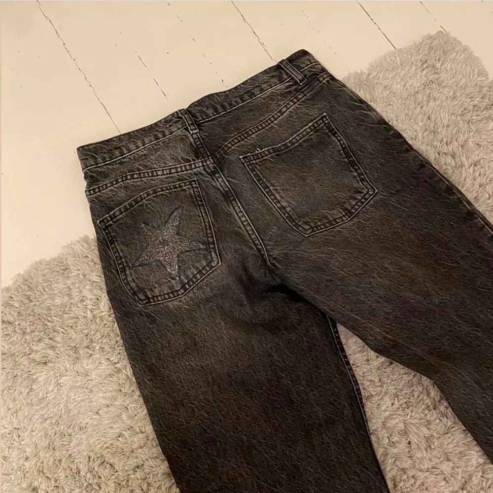Dessa snygga midrise zara jeans som jag har gjort egna stjärnor på! Super snygga till fest eller vardags💗Slutsålda!       bara att skriva om du vill ha mer bilder/info💞💞. Jeans & Byxor.