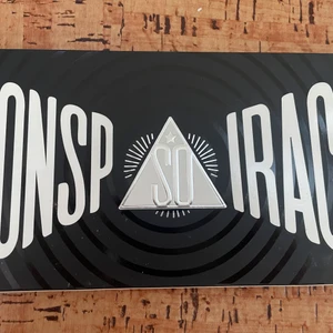 Conspiracy smink palette - Detta är inte en riktig. Men oanvänd bara swatchad. Men det är ju fortfarande ögonskugga som funkar. Pigmenten är helt okej.