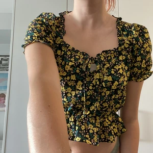 Söt topp!! - Blommig kort topp Från urban outfitters Strl S/M Kolla mer av mina kläder gärna! samfraktar <3