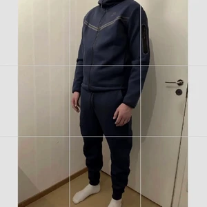 Nike Tech Fleece Navy Blue - Jag är 193cm och väger 99kg, tröjan och byxorna är lite för stora på mig. Hoodie storlek L och byxor storlek XL. Oanvänd med lapparna fortfarande på, inget kvitto. Fri frakt eller mötas i Örebro, betalning sker genom swish.