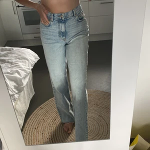 Långa ljus sommar jeans <33 - Strl 38  från Gina tricot Långa, jag är 180! 