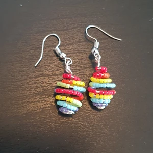 Örhängen Pride - Örhängen med pride-tema. Priset inkluderar ett par örhängen med försilvrad, nickelfri  örhängskrok samt frakt spårbart. Vill du byta upp till örhängskrokar i Sterling 925 kostar det 10kr extra. Dvs, priset är totalpris 60kr inkl frakt