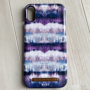 Ideal of Sweden iPhone XR - Väldigt fint magnetiskt skal från Ideal of Sweden. Säljer pga ny mobil. Den har lite skador (se bild 3), därav priset, men den går fortfarande att använda🩵 Vid köp av alla skal jag säljer kan man få de till ett billigare pris!