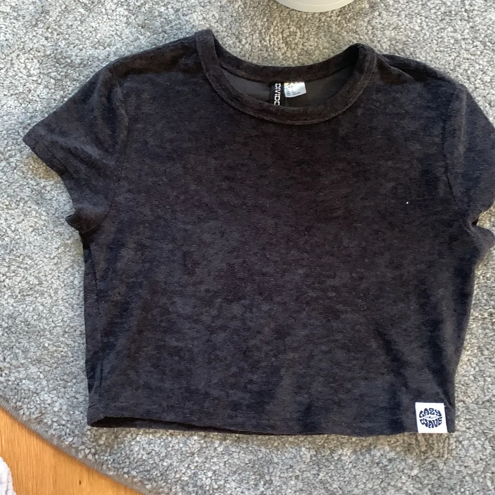 Säljer denna svarta t-shirten från hm. Köpte den förra sommaren och köpte då både xs och s för visste inte vilken som skulle passa, säljer då denna eftersom den va för stor💕. Toppar.