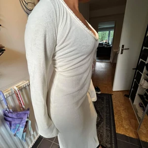 Vit sommrigklänning - En oanvänds vit somrigklänning i ett mysigt ty från NAKD. Perfekt för sensommarkvällar såsom till våren/hösten. Köpt i storlek M funkar även som S! Både en dress up, men samt en dress down klänning. 