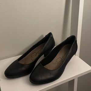 Klackskor med 5cm klack - Säljer mina älskade pumps då jag växt ur dem. De är riktigt bekväma. Kan mötas upp i Stockholm 🌸