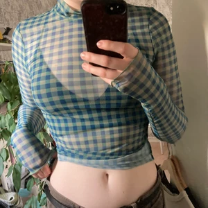 Weekday turtleneck mesh - Stretchig och genomskinlig. Den är tillräckligt lång för att gå över byxkanten! Provad ej använd. Minns ej vad den är köpt för, säljer för 120 (+frakt) 👻