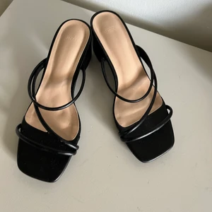 Klackar  - Klackar med låg klack , sköna att gå i. Storlek 37. Säljs då jag har ett par liknande. 