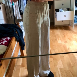 Linnebyxor  - Så fina beiga linnebyxor från bershka som tyvärr sitter för tight för min smak😩 sparsamt använda och perfekta i längden på mig som är ca 168 cm