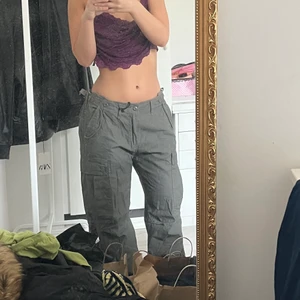Brandit cargobyxor gröna - Militärgröna cargobyxor från Brandit! Aldrig använda, prislapparna sitter kvar. Låga i midjan och jag är vanligtvis en S i byxor, buda gärna i kommentarerna! 💛