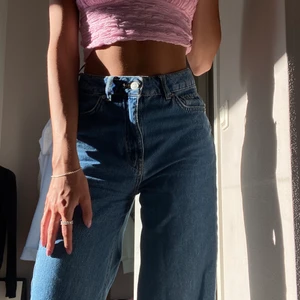 Blåa raka jeans - Blåa jeans som är raka i modellen. Supertrendiga och snygga. 