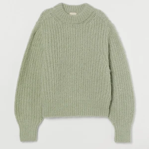 Stickad tröja i alpacka-mix - Stickad tröja i en superfin dov mintgrön färg. Tyvärr kommer den aldrig till användning då den är för liten (jag har small). Alpacka-bladning. Köpt för 350kr.