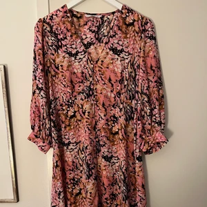 Klänning Ellos collection  - V-ringad klänning i tunnt tyg. 