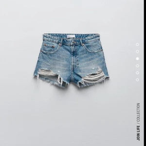 Jeansshorts  - Såå fina jeansshorts från zara som sitter under navel stl 34                                Aldrig använda, beställde hem dom men gillade inte hur dom satt på mig🙃 Nypris 299kr Köparen står för frakten🫶