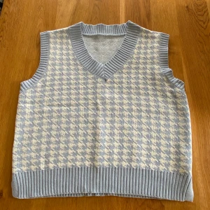 Stickad väst - Populär stickad väst! Ljusblå och lika härlig sommar som vinter. Inte alls stickig utan väldigt skön och bekväm! Inga defekter men inte heller någon lapp då jag köpte den från en mindre företag för ungefär ett år sedan, då för 249 kr.