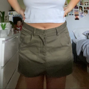 Cargokjol med tryck på stjärten - Osäker på om jag ens vill jag sälja men iaf så är det en diy militärgrön kjol där det står punk royal där bak !!