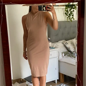 Beige klänning - En beige lång klänning i skönt material. Snygg till boots och kavaj, eller sneakers och jeansjacka. Läs bio! 😊