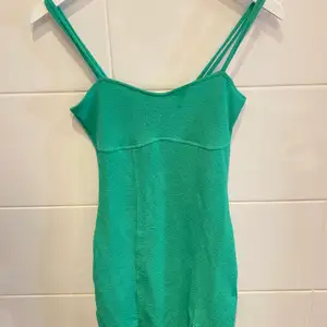 Säljer denna ur snygga gröna klänning från hm i storlek xs/s, ett litet hål längst ner på klänning se sista bilden annars toppen skick💖reser bort inom kort så kan endast posta/mötas upp innan onsdag/torsdag