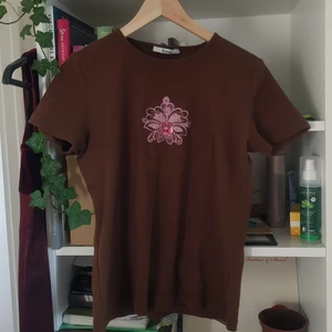 Burton tshirt - Jättefin brun burton tshirt med rosa detalj🛐🐬 I väldigt fint skick, köpt second hand i frankrike. Inte kollat vad frakten blir!!😊