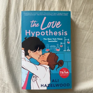 The love hypothesis - Engelsk bok av ali Hazelwood oläst och i ny skick. Väldigt populär på tiktok!