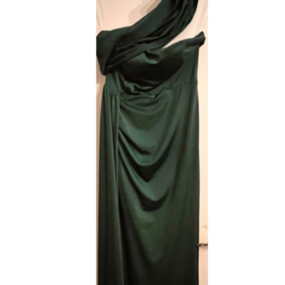 En fin grön fest klänning lång ganska modernt jag har köpt den från misorder