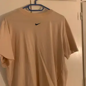 Nike t-shirt, storlek M. Passar mig som vanligtvis bär S, beror på hur man vill att den ska sitta.  Fler bilder finns, köparen står för frakt 🥰