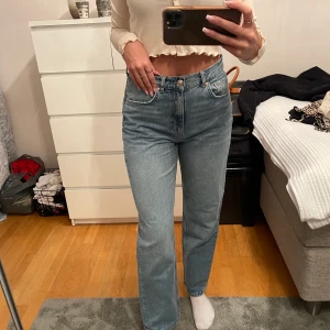 38 - Säljer dessa jeans då jag inte använder dom. Endast använda fåtal gånger. Riktigt snygga och har bra kvalitet. 