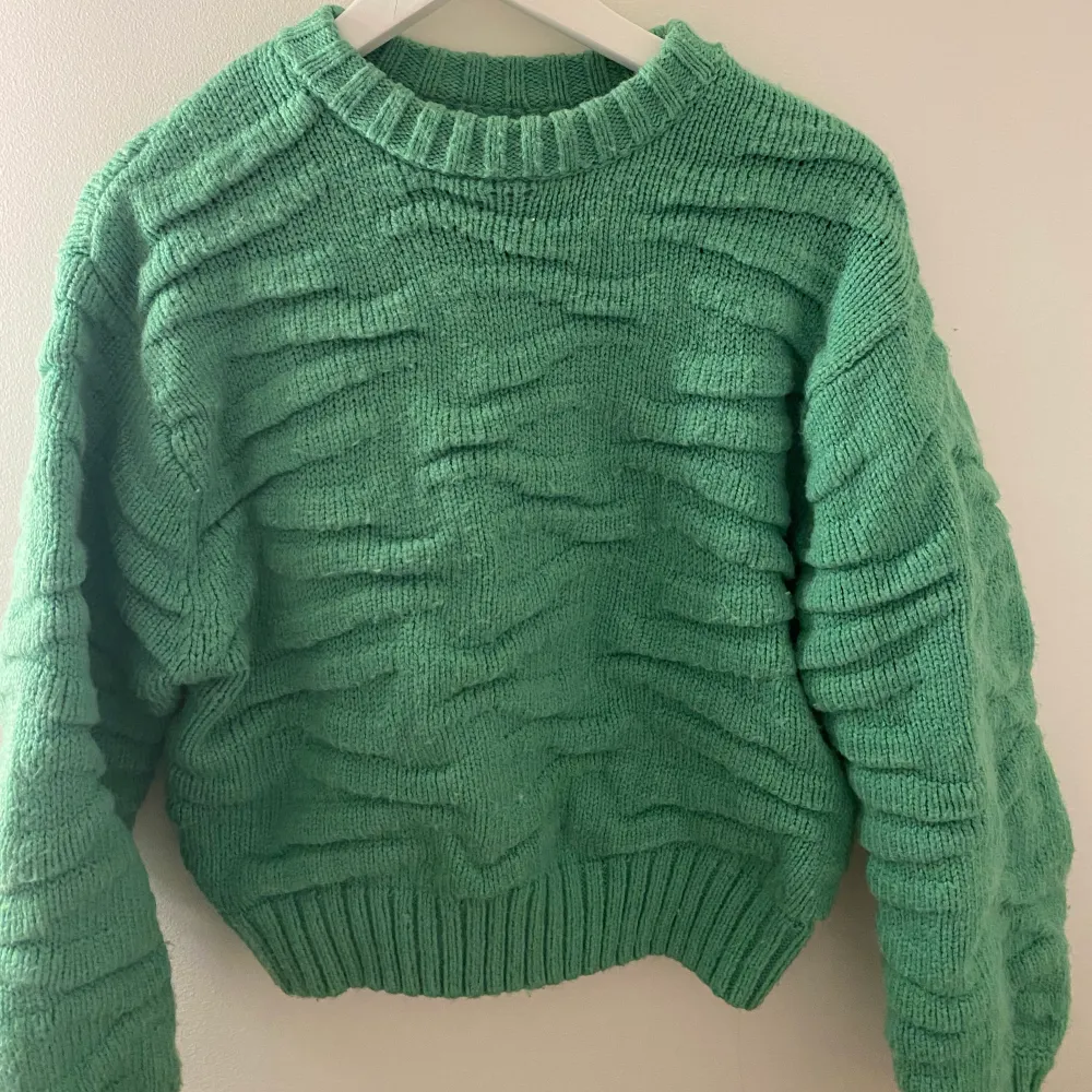 Grön och strukturerad stickad tröja. Från barnavdelningen men passar mig som vanligtvis är storlek S. Nypris 299kr. Stickat.