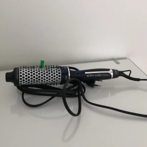 Värmeborste  - Säljer en värmeborste från OBH Nordica x Björn Axén då jag ej har någon användning av den. Använd ca 2 gånger 