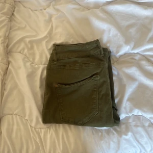 Fina lågmidja - Fina lågmidja jeans gröna aldrig använda köpta för 249 säljer för 150kr