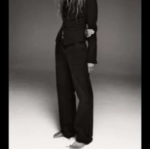 Zara jeans - wide leg - Så snygga jeans från zara som tyvärr blivit försmå. Storlek 36, modellen heter wide men är relativt raka i benen. Hör av er för fler bilder eller vid frågor! Säljer 2 byxor till i samma modell, ljusblå och marinblå!❤️❤️