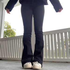 BOOTCUT JEANS - Säljer dessa superfina bootcut jeans köpta för ett år sedan! Ett fåtal förslitningar finns och därav det låga priset :)