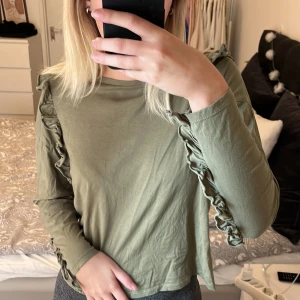 Grön långärmad tröjq - Säljer denna gröna långärmade tröja från Zara i storlek S. Köpte den på sellpy men den är fin kvalite, jag har aldrig andvänd den