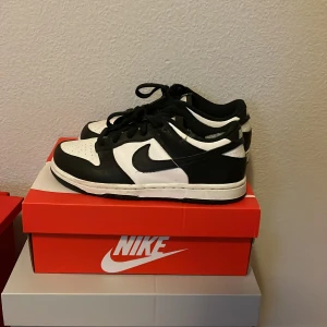 Nike dunks panda - Bra skick, passar både tjej och kille. Boxen ingår och den är i nyskick. Äkta 100%. Säljer billigt för att det är så liten storlek 