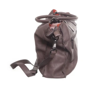 Handväska - Snygg handväska i läder. Får plats med dator ovs. Skriv privat om du har frågor 🤎 köparen står för frakten 