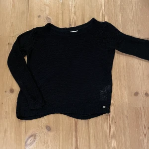 Svart Stickad tröja. - Svart stickad tröja från ONLY, använd 1 gång.
