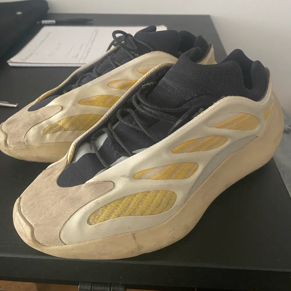 Yeezy 700 v3 safflower i storlek 41 1/3 Inte originalsnören då de gått sönder samt en liten spricka i det tunna materialet vid hålfoten. Skor.