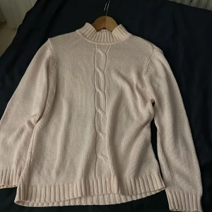 Ljusrosa stickad tröja - Jättegullig stickad tröja som jag fick av min mamma! Men använder tyvärr inte den längre. Pris kan diskuteras vid snabb affär samt köp av flera plagg! Kan mötas upp i stockholm