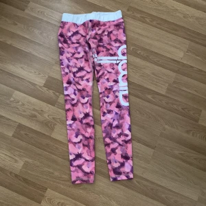 Träningsbyxor från Aim’n - Jätte fina träningsbyxor från Aim’n i bra skick! Köpta på A’mins hemsida. 