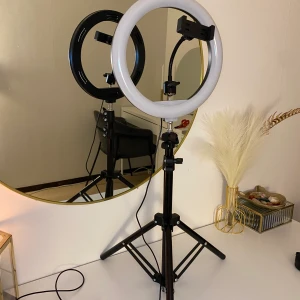 Stativ -  Den har 3 olika typer av ljus - kallt, varmt och normalt.   - den blir hela 95 cm när man drar ut den - ena benet har det lossnat en skruv men den står stabilt som vanligt (kolla bilderna)  