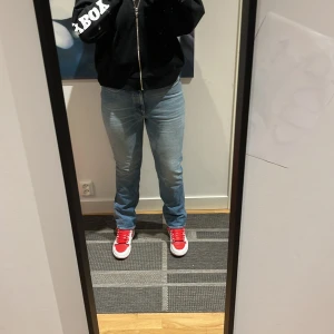 Tiger of Sweden jeans  - Ett par blåa jeans från Tiger of Sweden av modellen Meg i strl 32 (i midja)/32 (i längd). Modellen är straight leg och highwaist. Knappt använda. 