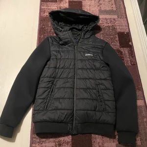 Mckenzie jacka - Mckenzie jacka säljs billigt då jag inte använder den längre. Det finns inga fel på jackan. Hör av er om ni har frågor eller något annat.