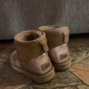 Ugg strl 39 - Säljer dessa low uggs som inte kommer till användning längre. Storlek 39 och finns tecken på användning därav priset!