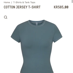 Skims t-shirt! - Säljer nu denna jättefina t-shirt från skims då jag inte tycker att det är min färg! Använd typ 3 gånger, helt i nyskick! Skriv för fler bilder eller frågor! Köpare står för frakt ❤️SÄLJER EN LÅNGÄRMAD SKIMS TRÖJA OCKSÅ! 🥰