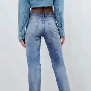Zara straight mid rise jeans som e helt slut på hemsidan, storlek 32, inga defekter skick 10/10☺️Färgen heter mellanblå💕