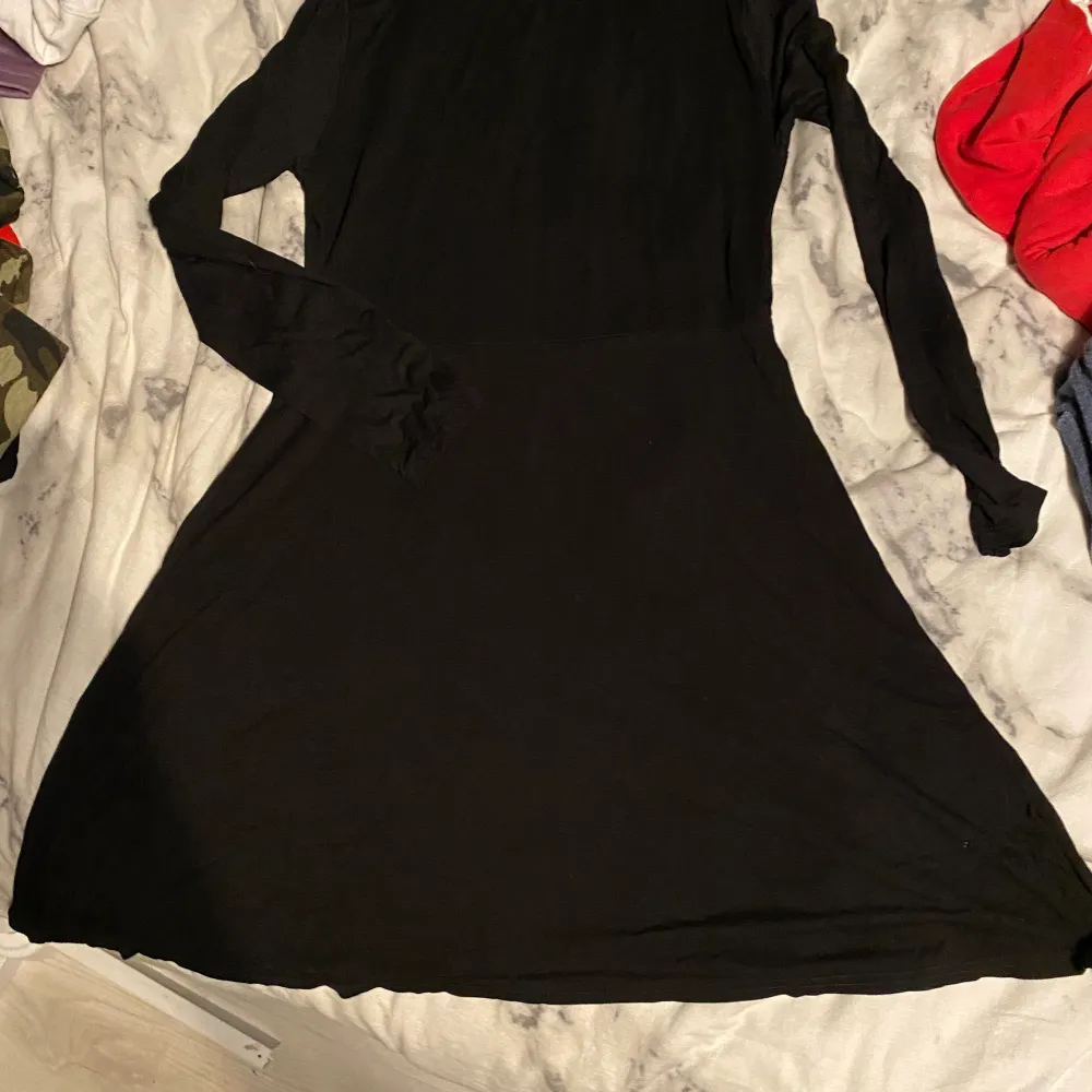 En svart polo klänning som är lite utsvängd i kjolen. Stl XL men skulle säga att den passar M bättre. Klänningar.