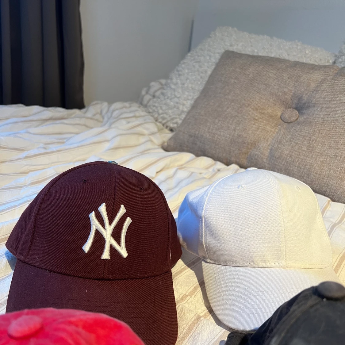 Olika kepsar från Adidas, Shein, NewYork Yankees. - 91