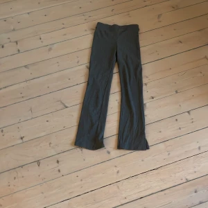 Zara byxor - Det här är ett par Zara byxor. De är utsvängda längst ner. De är också ribbade. Priset kan diskuteras. 29kr mer med frakt.  